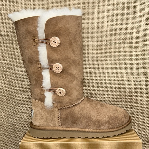 NEW UGG KIDS TALL TRIPLE BAILEY BUTTON BOOT - Picture 3 of 5